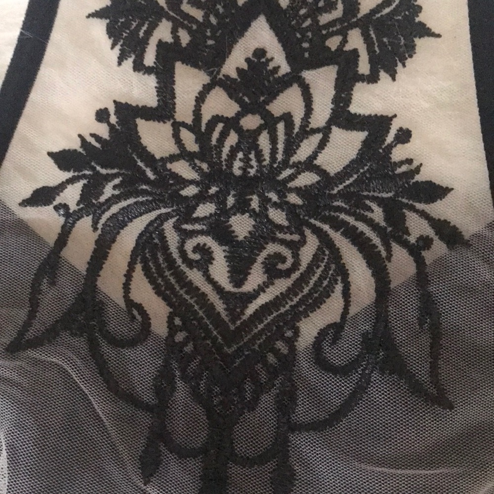 Racer back bralette features Embroidered - Picture 7 of 7